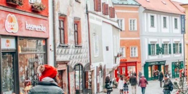cropped-Cesky-Krumlov-Czech-Republic-Lia-Exploring-Alley.jpg