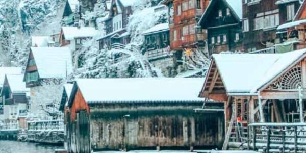 cropped-Hallstatt-Austria-in-Winter-Swans.jpg