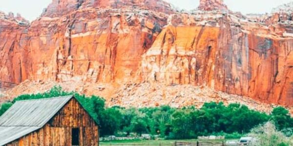 Road-through-Capitol-Reef-National-Park-Torrey-Utah