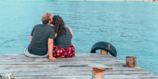 cropped-San-Blas-Islands-Panama-Couple-on-Dock-900x600-1.jpg